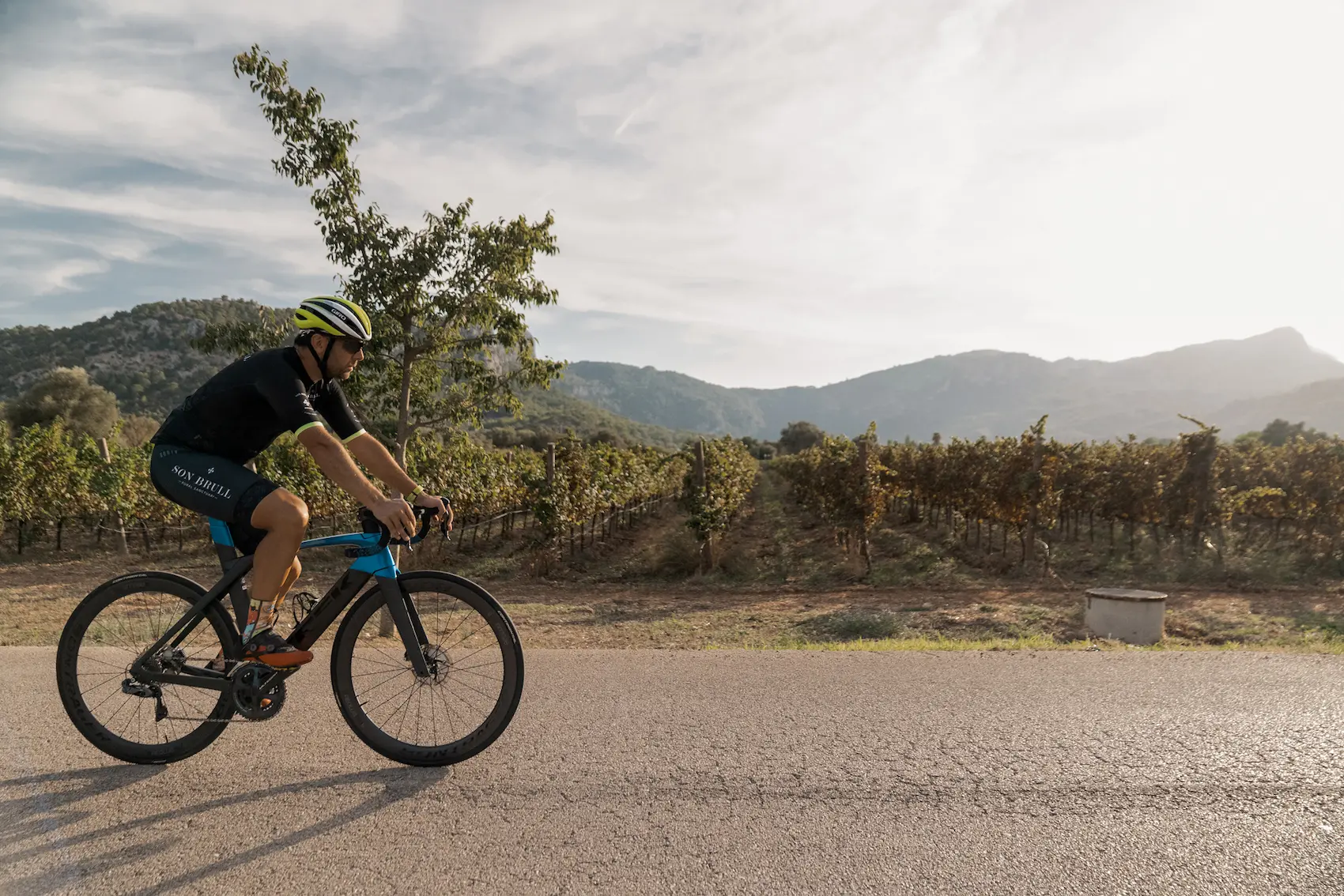 Radsportler am Son Brull Hotel in Pollença, bereit für eine Tramuntana-Ausfahrt
