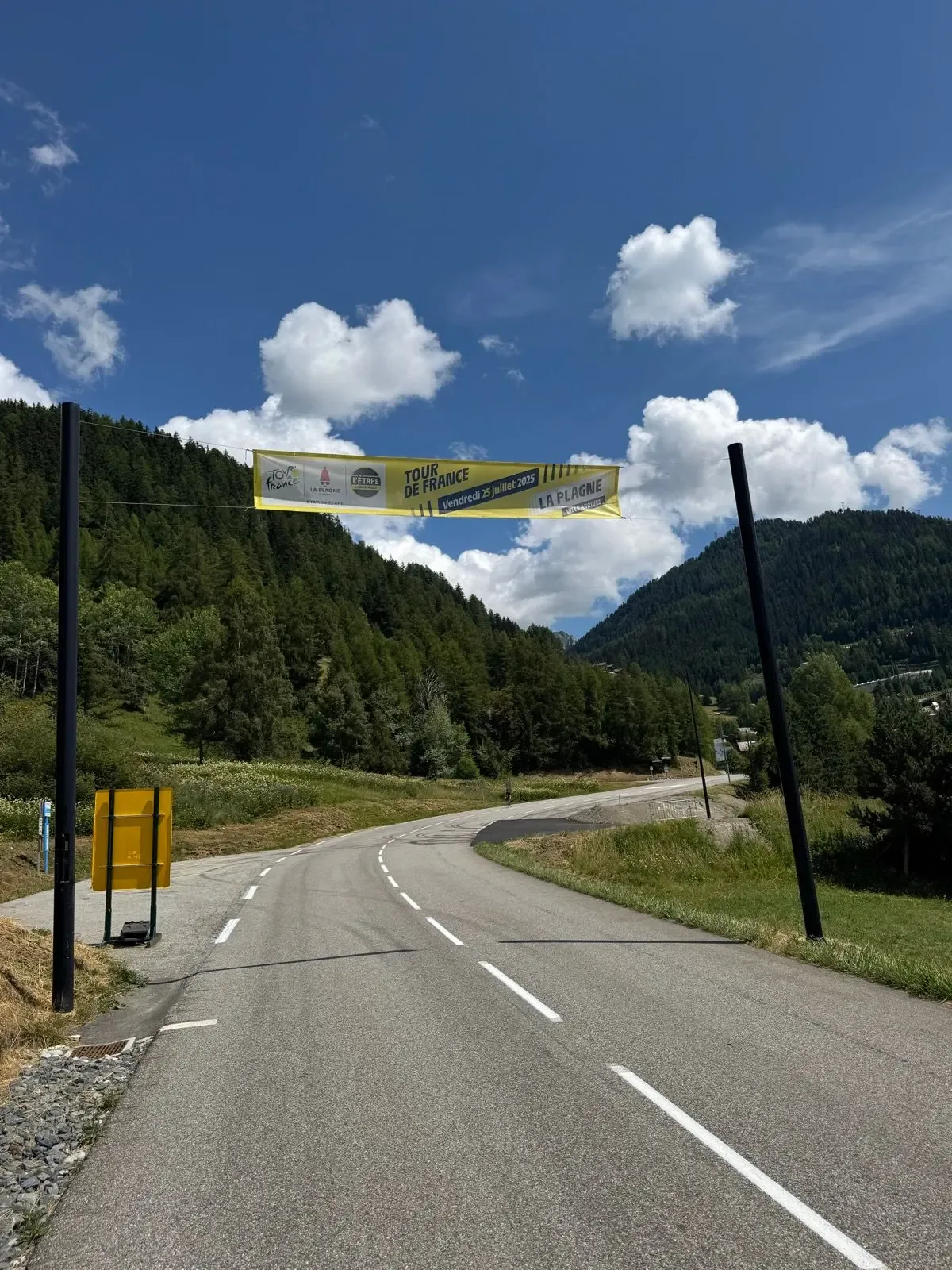 Tour de France banner over the road, 25 juillet 2025.
