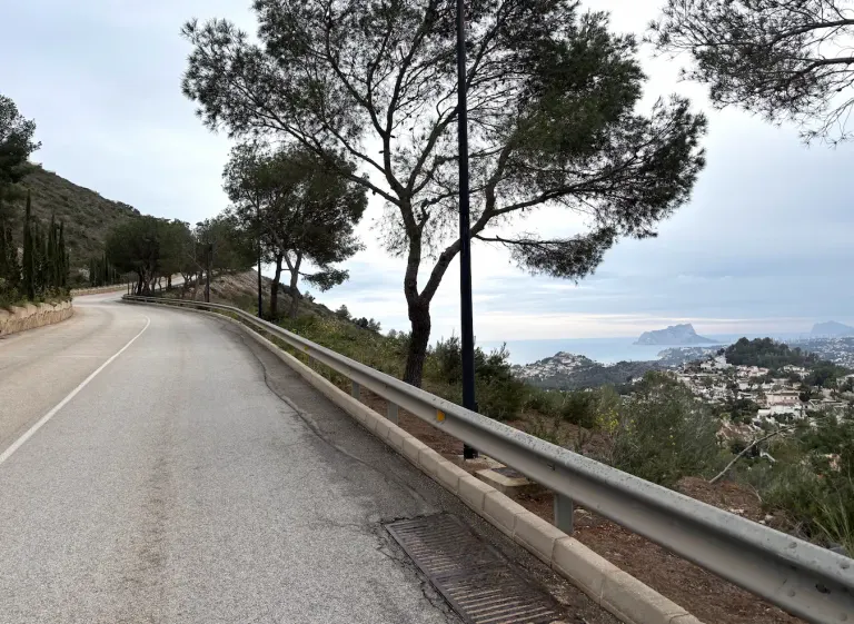 Cycling up Cumbre del Sol, Calpe Costa Blanca — Vuelta a España climb above the Mediterranean