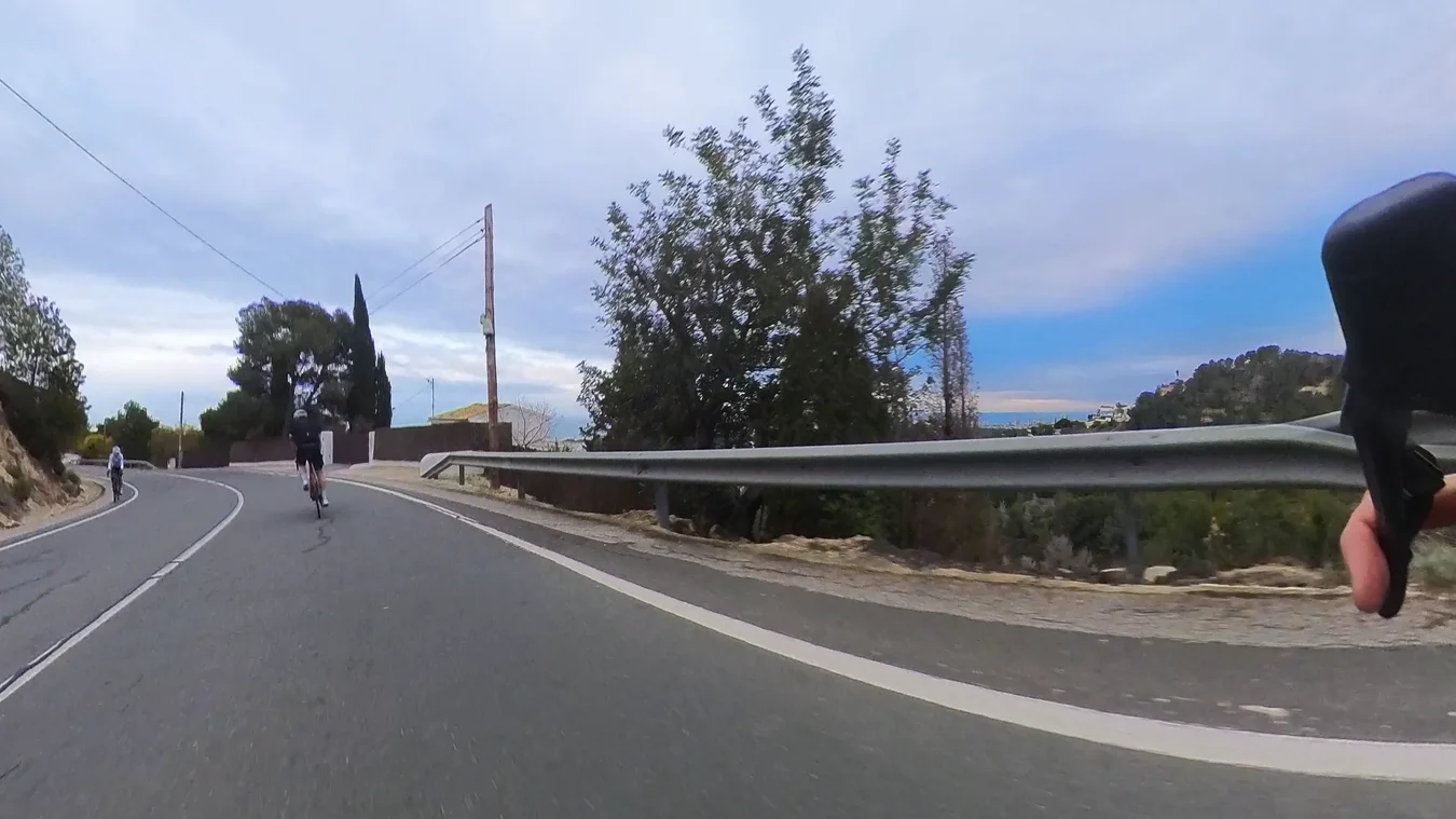 Die letzten Kilometer nach Calpe, wo die Straße an La Fustera vorbei abfällt, das Meer voraus.