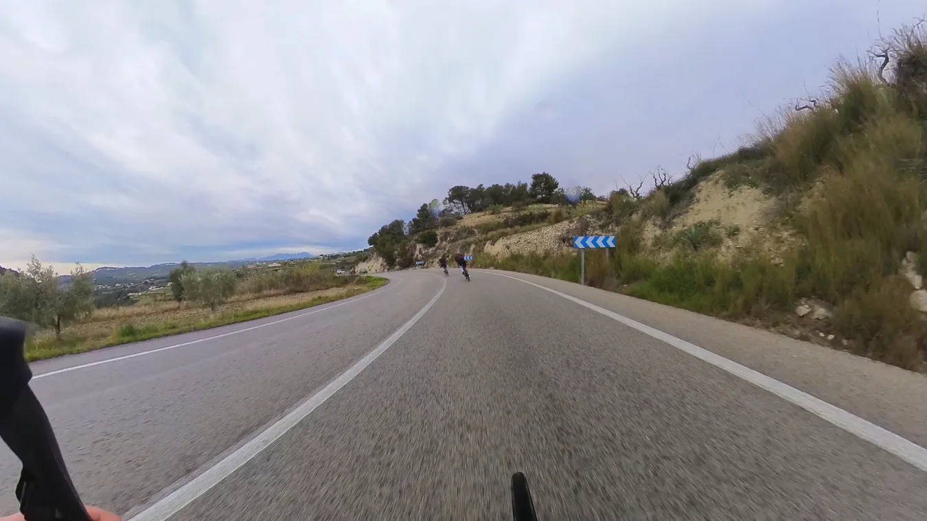 Die Landstraße an Teulada vorbei zurück Richtung Calpe, mit Radfahrern voraus.