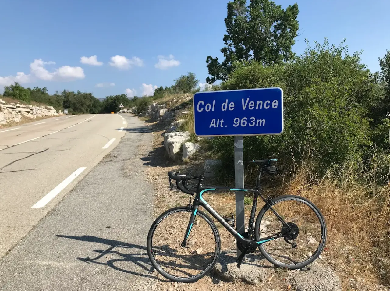 Pedaleando el Col de Vence sobre Cagnes-sur-Mer en la Côte d'Azur — subida desde el nivel del mar al interior detrás de Niza