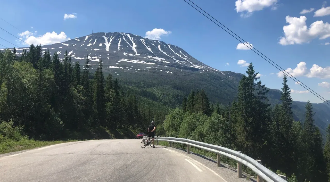 Cycling Gaustatoppen Rundt in Telemark — the 33km final climb back to Gaustablikk, Norway