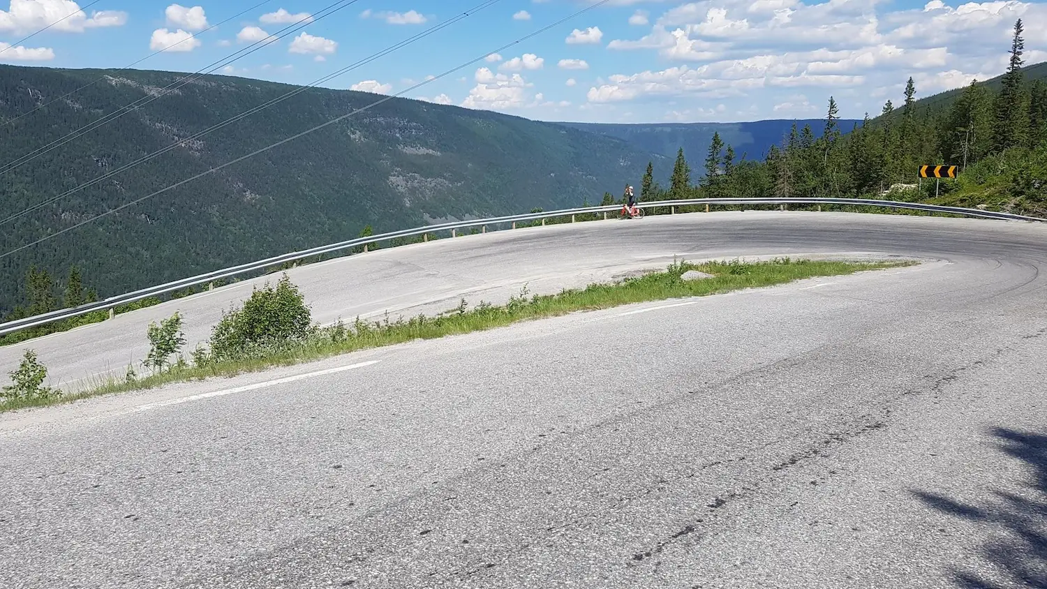 Zombie Hill descent into Rjukan — the first 8 km of Gaustatoppen Rundt drop from 916 m to the valley floor near 90 m