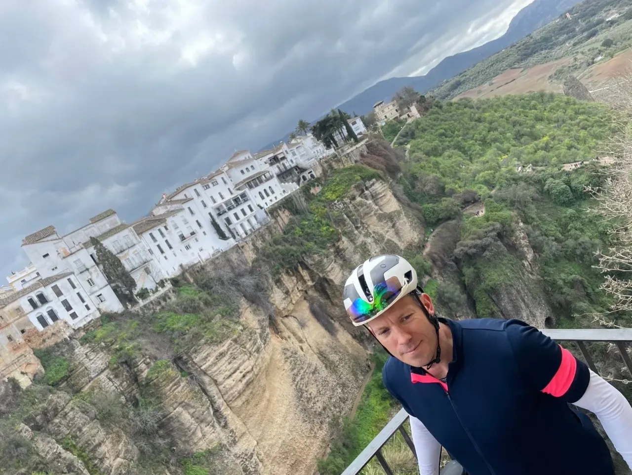 Rennradfahrer auf dem Anstieg nach Ronda durch die Serranía, Costa del Sol, Marbella - Ronda - Marbella
