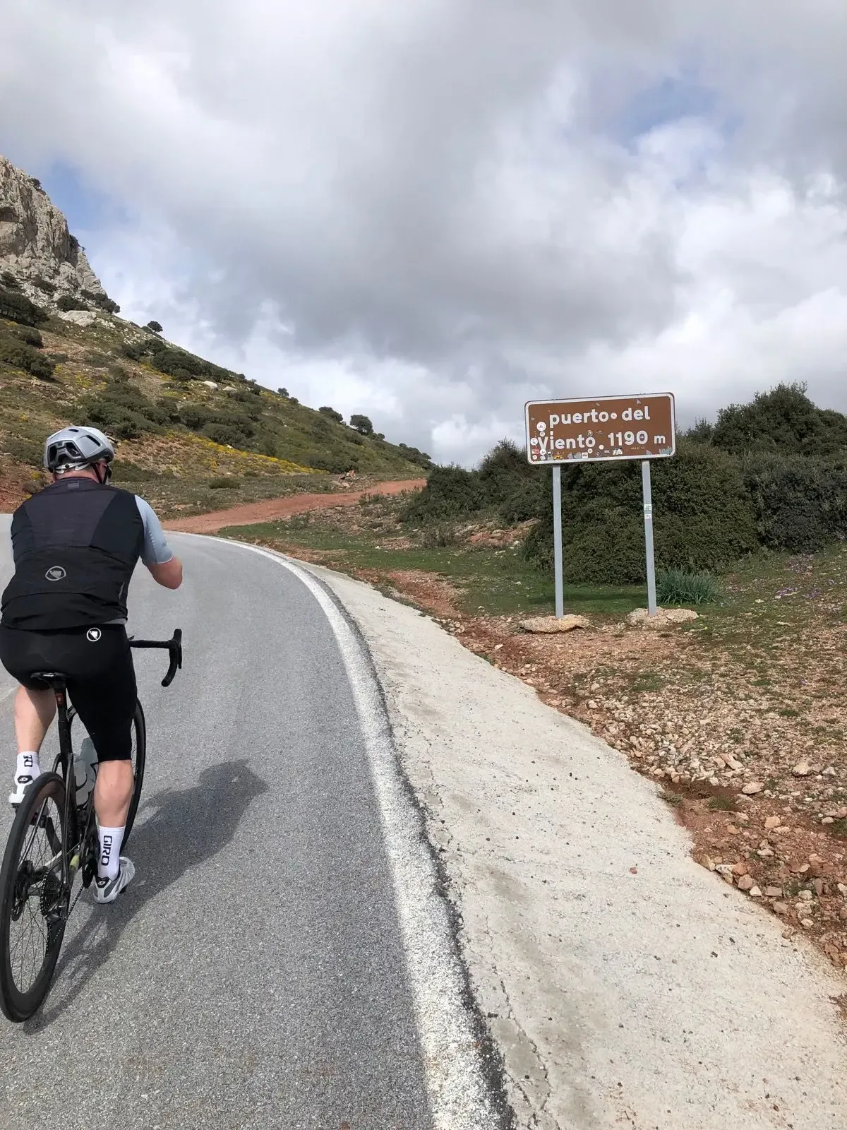 Cresting Puerto del Viento at 1190 m — the big climb of the day is done