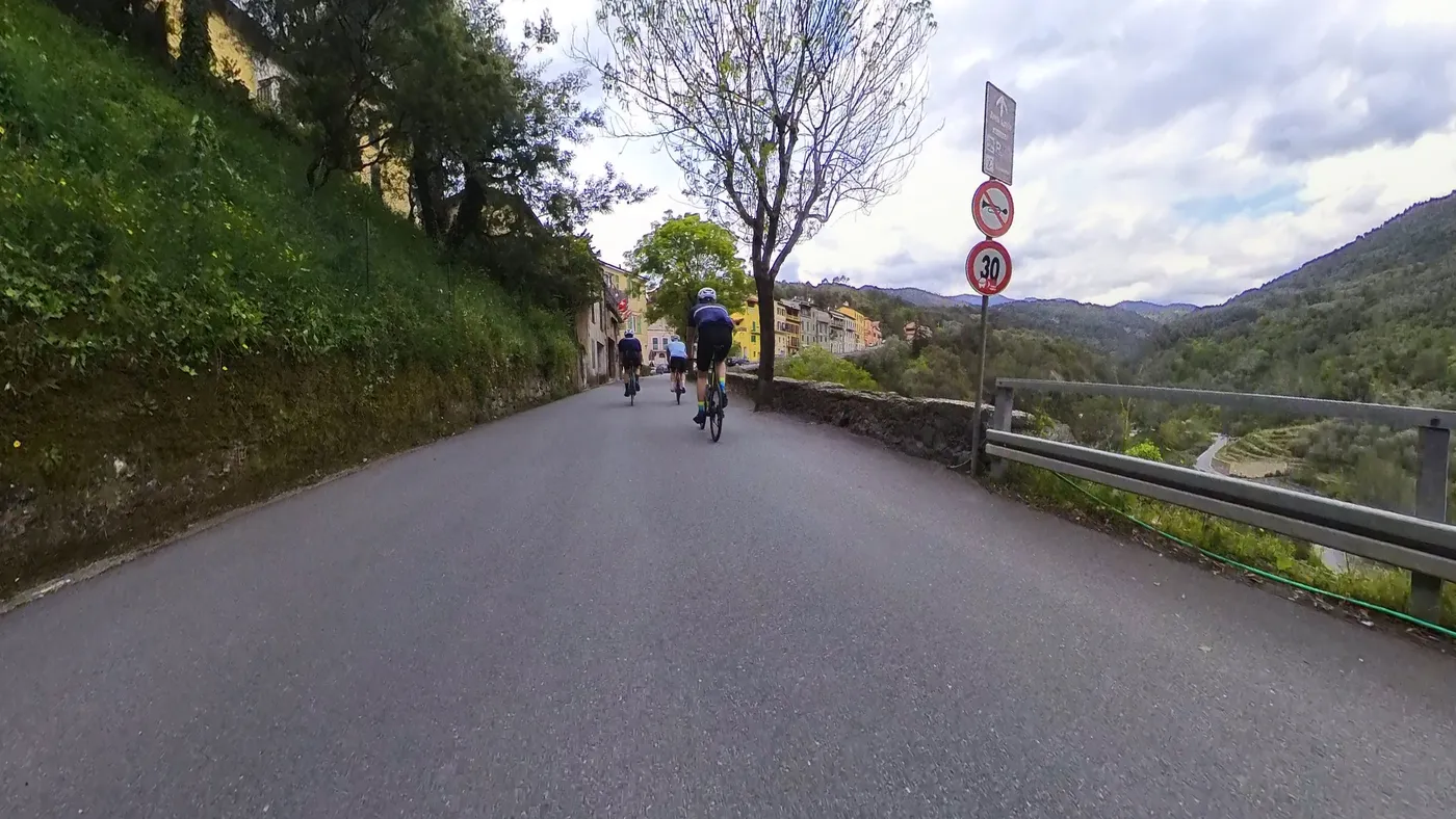 Olivetta San Michele, Italien – das Dorf am Fuß des Col de Vescavo, wo die Auffahrt beginnt