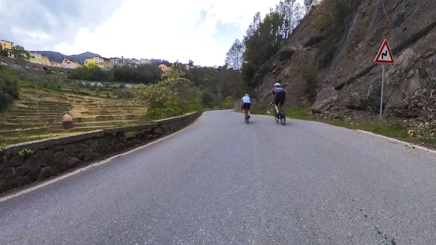 Col de Vescavo, französische Riviera – Steinschlagnetze über der Straße auf der Auffahrt aus Olivetta San Michele