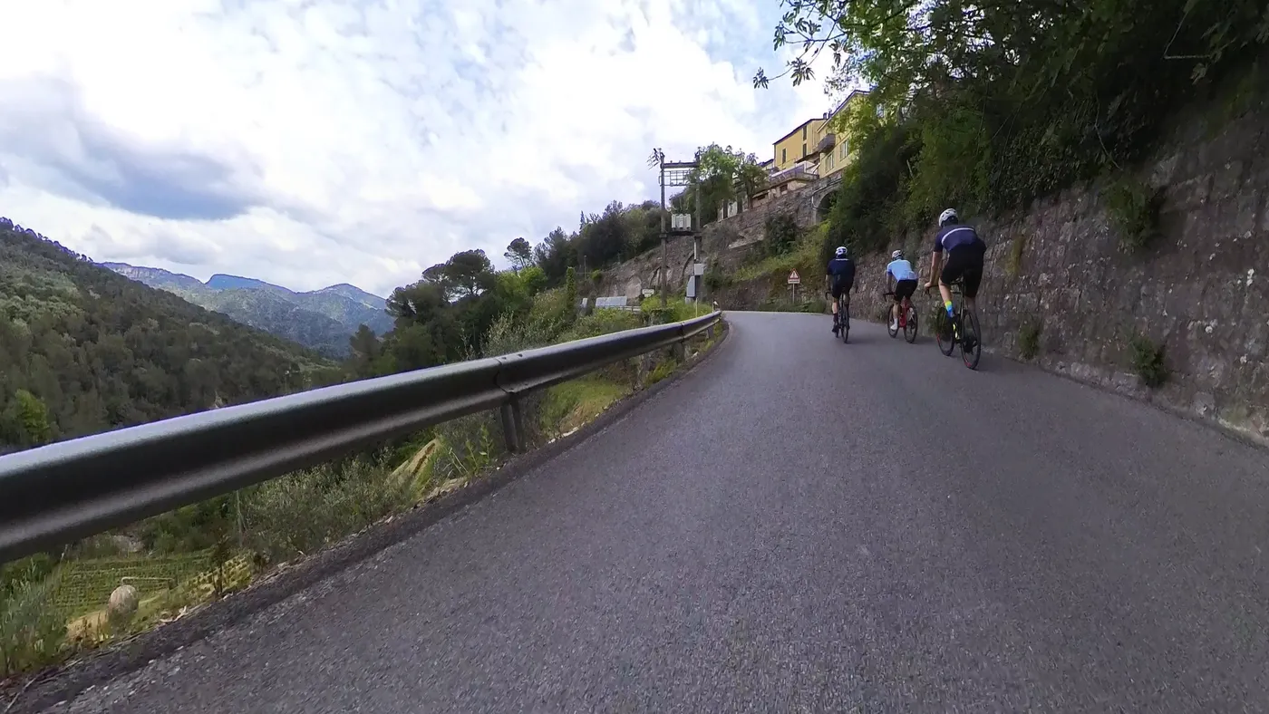 Col de Vescavo, französische Riviera – Leitplanke über dem Roya-Tal auf der Auffahrt von der italienischen Seite