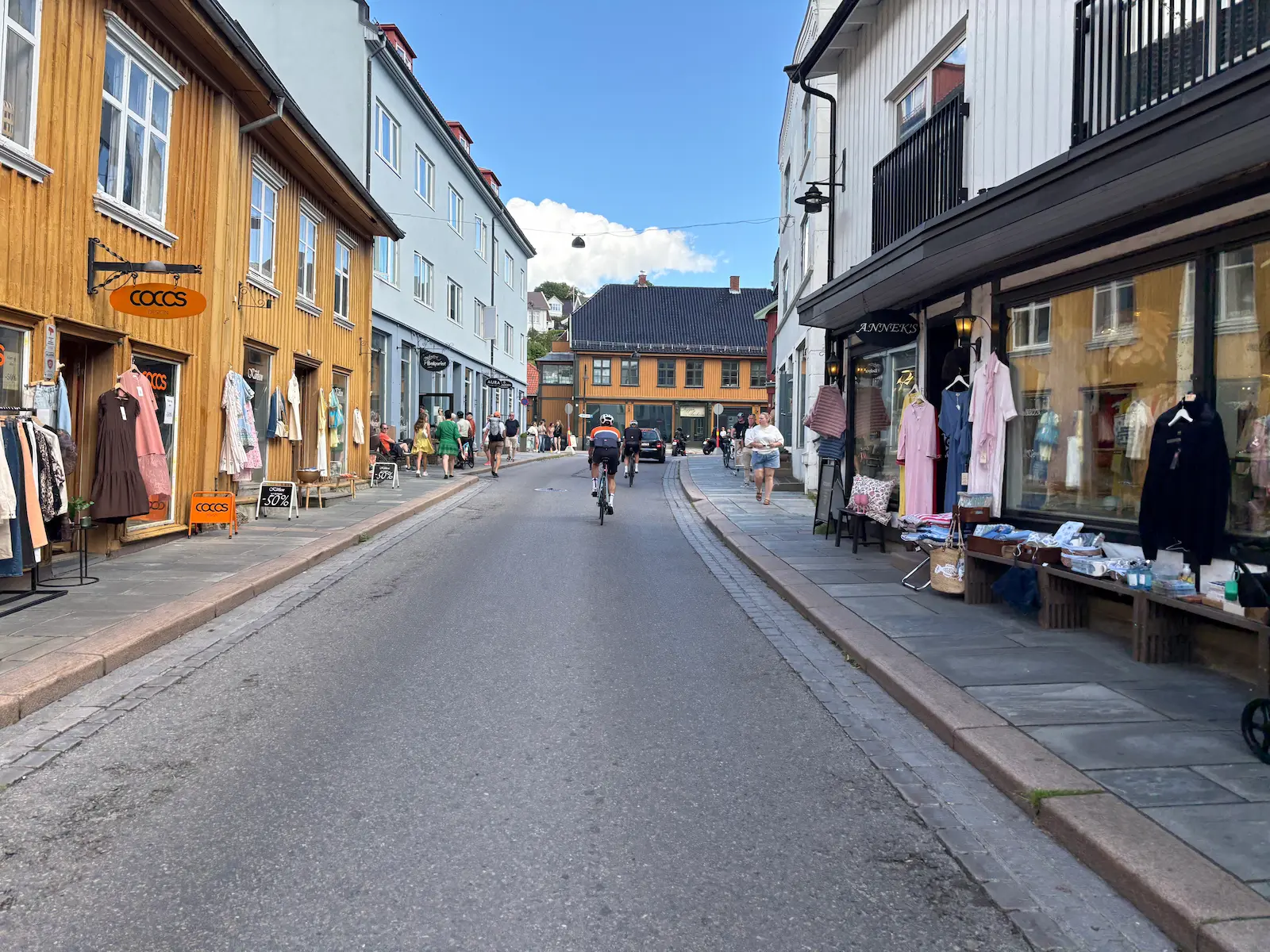 Smale gater og hvite trehus i gamle Drøbak, noen minutter fra fjorden