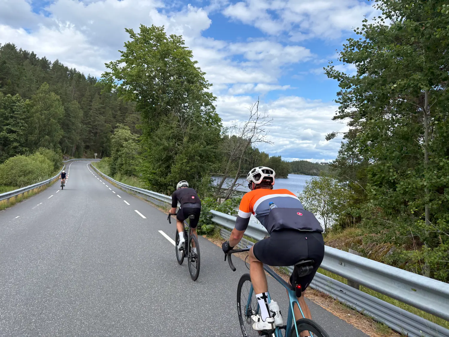 To syklister langs Gjersjøen på vei mot Hvervenbukta