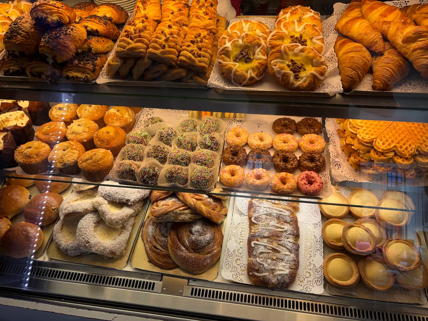 Bakevarer på disken hos Pavels Bakeri i Drøbak — et naturlig stopp underveis