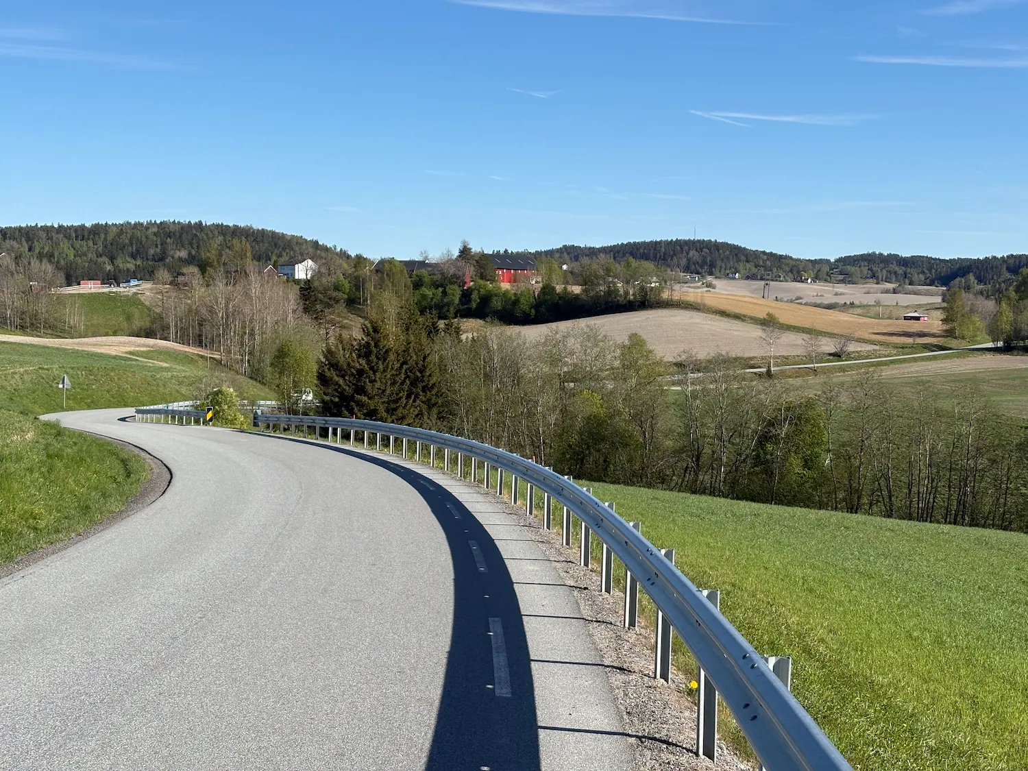 Hügelig hinauf nach Spydeberg