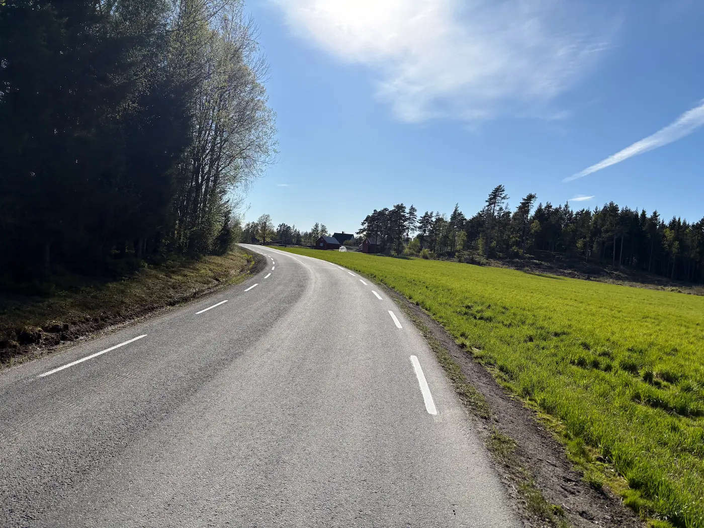 Schmaler Asphalt, blauer Himmel, kein Verkehr
