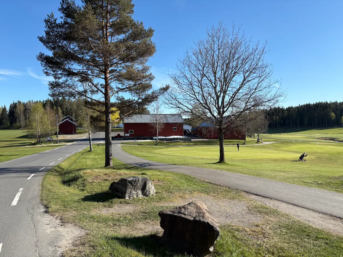 Vorbei am Golfplatz Mørk