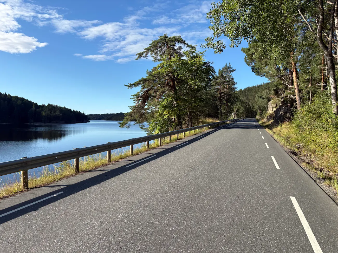 Gamle Mossevei på km 14 med Gjersjøen på venstre hånd, samme vei du kommer tilbake på