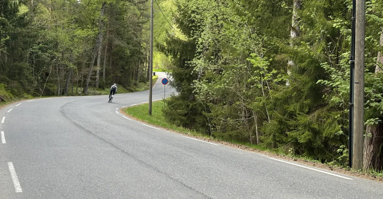 Frøy-Teamfahrer auf der Abfahrt der Bekkensteinveien auf der Svartskog-Runde