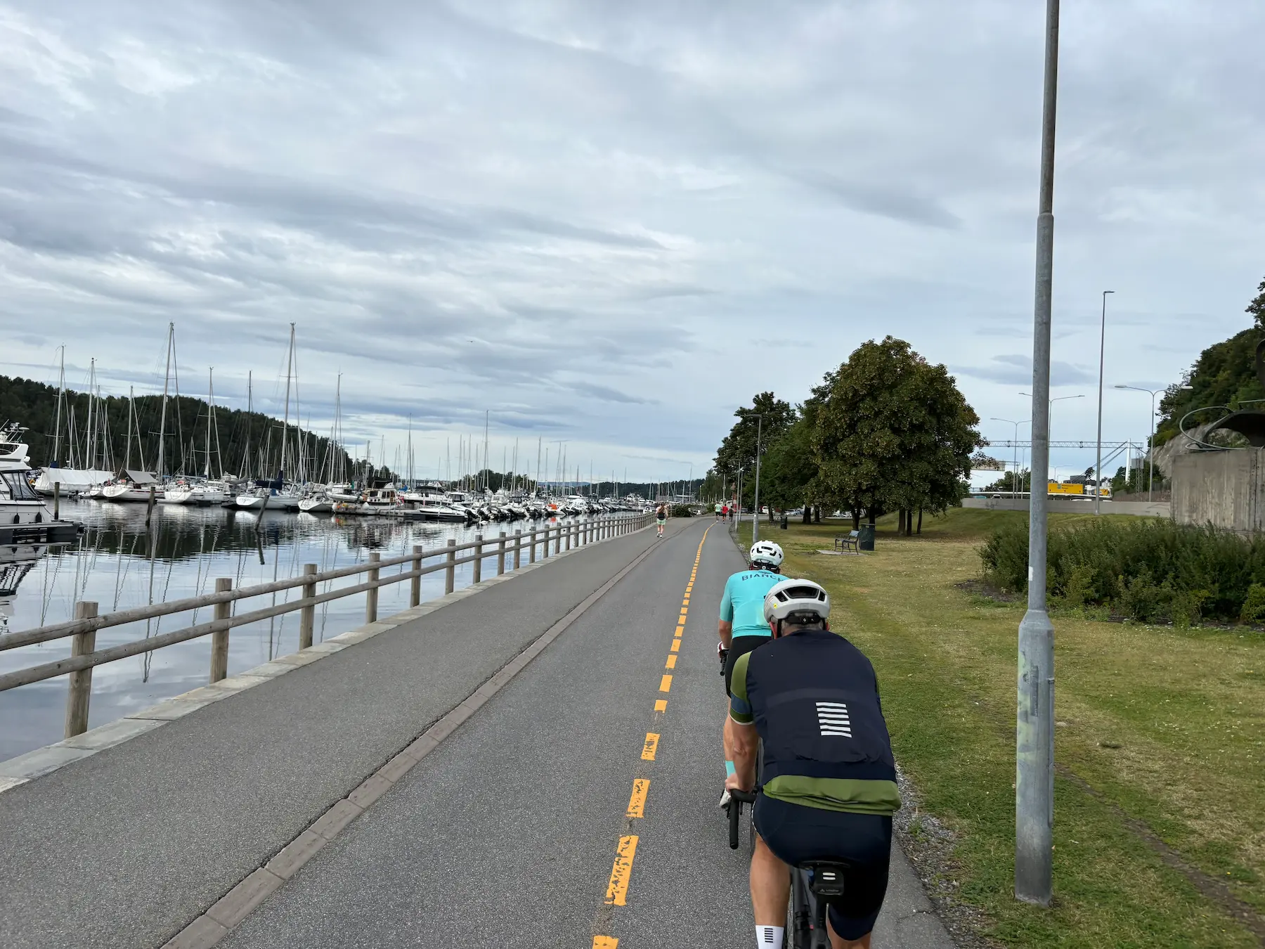 Saliendo de Oslo por Frognerstranda, pasando el puerto deportivo. Los primeros treinta kilómetros son los menos interesantes. Sal temprano.