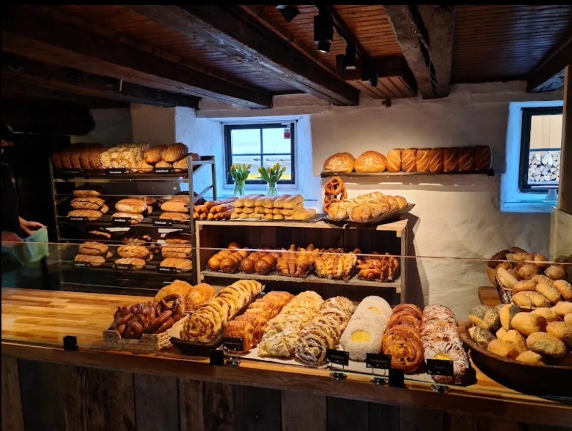 Dentro de Håndverksbakeriet en Son: panes, pretzels y rollos de canela.