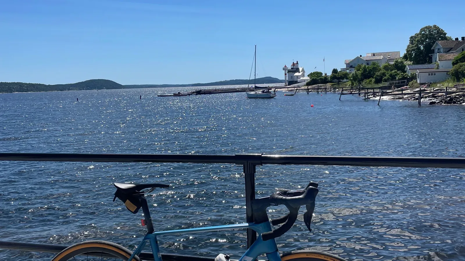 Blaues Orbea-Rennrad auf dem Steg der Vollen Marina — Kleine Oslofjord-Runde, Norwegen