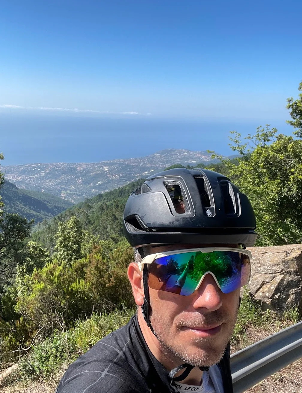 Summit view, Salita dei Vignai — panoramic views over the Ligurian Alps and Mediterranean from 1,025m