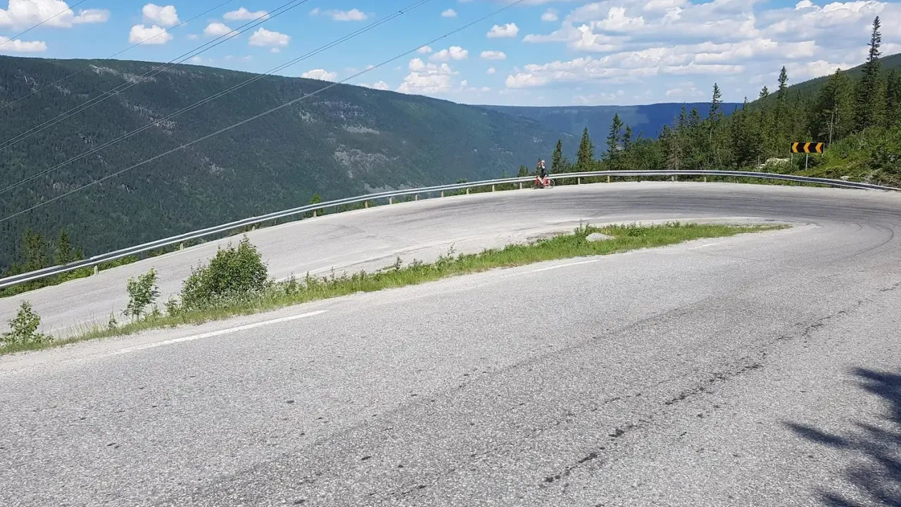 Subiendo Zombie Hill de vuelta a Gaustablikk — el final de categoría 1 de Tinnsjøen Rundt tras 130 km en las piernas