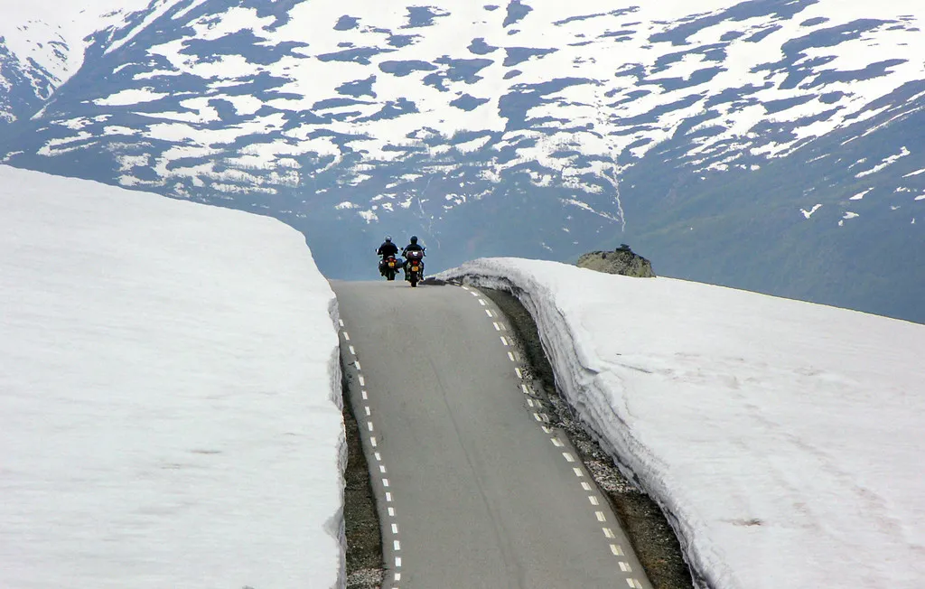 Die Snøvegen über das Aurlandsfjellet zwischen Aurland und Lærdal, durch kahles Hochgebirge.