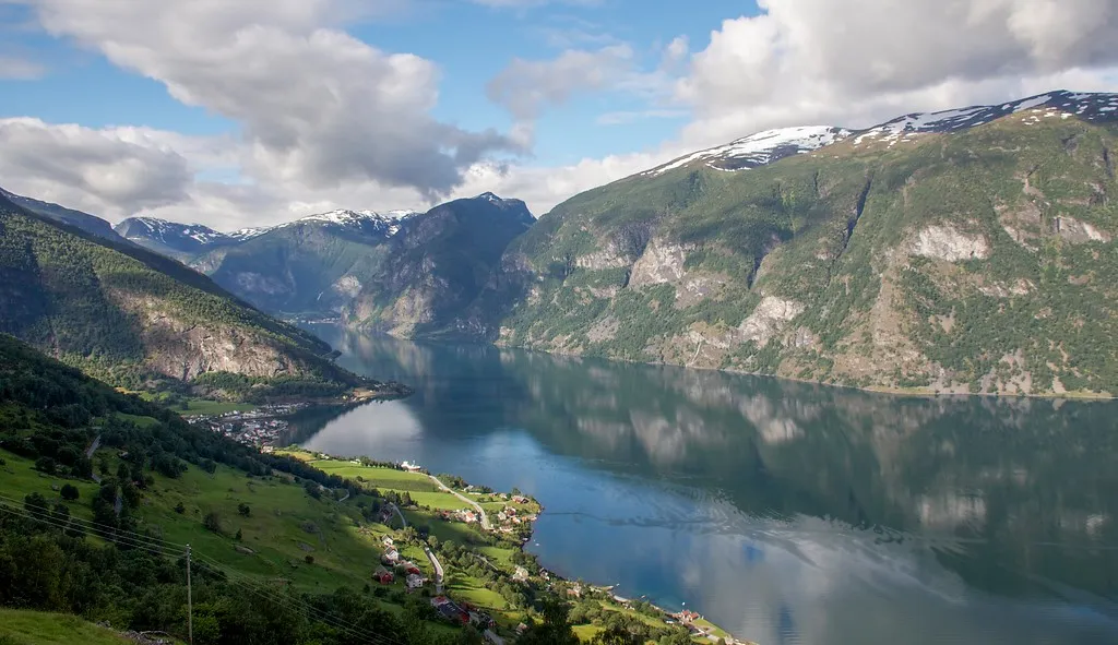 Der Aurlandsfjord vom Aussichtspunkt Ås, ein Stück hinauf am Aurlandsfjellet.