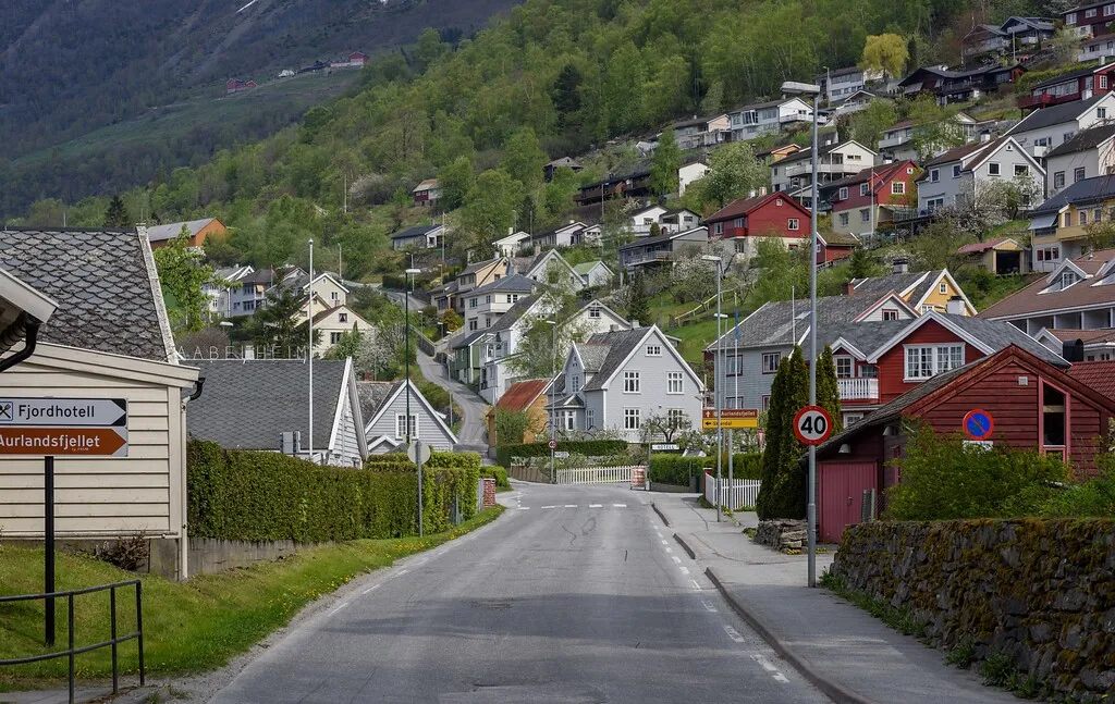 Die Holzhäuser von Aurlandsvangen, wo der Anstieg aufs Aurlandsfjellet beginnt.