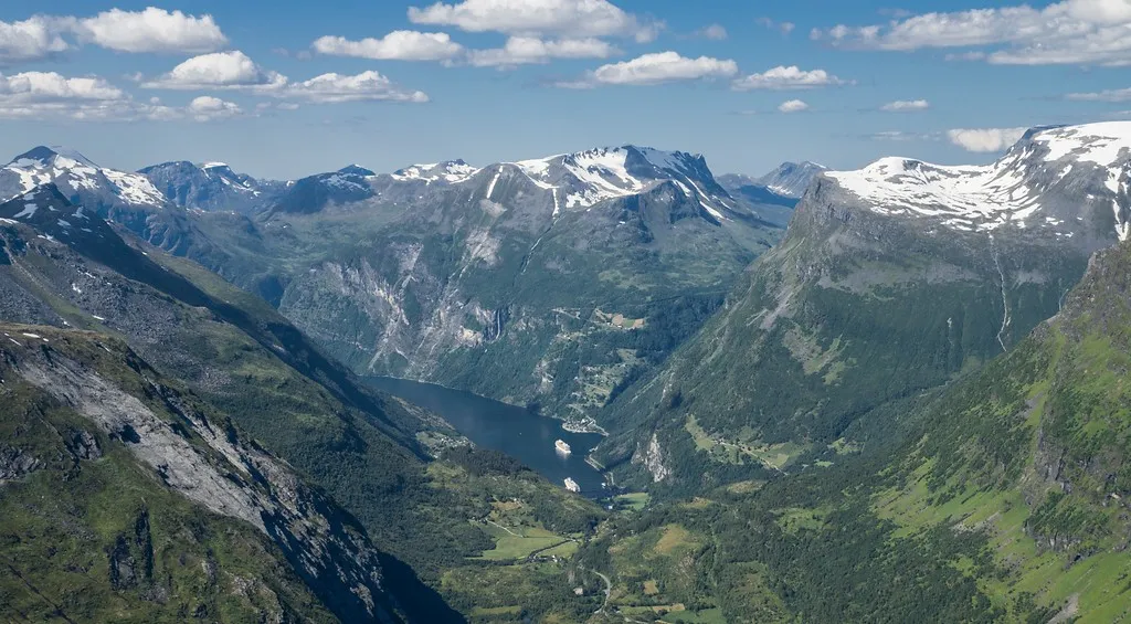 Geirangerfjorden med cruiseskip, sett fra Dalsnibba 1 470 meter over havet.