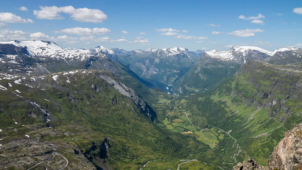 Utsyn fra Dalsnibba over Geiranger og fjorden, med hårnålene nederst i bildet.
