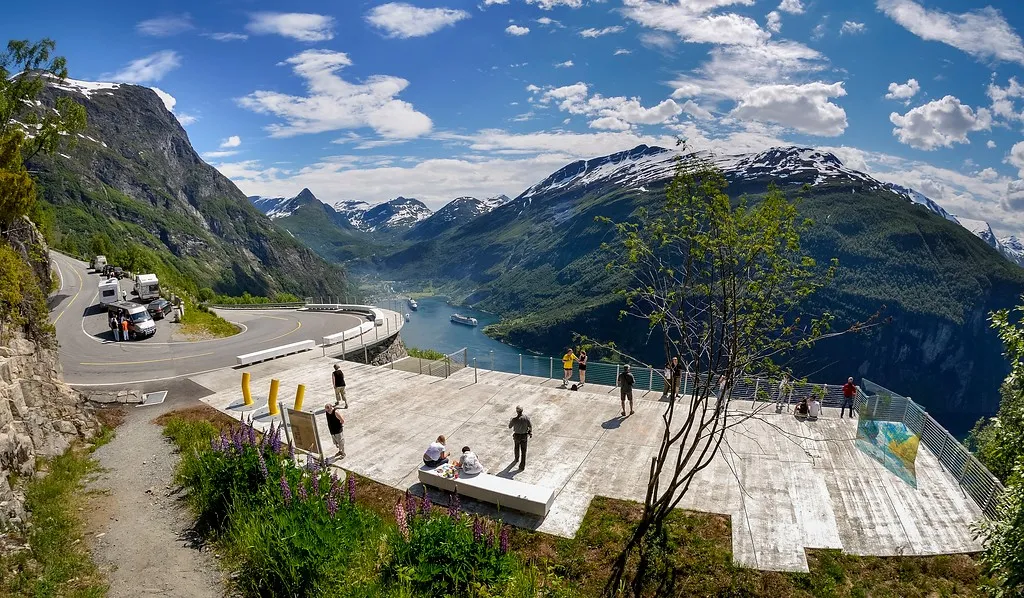 El mirador de Ørnesvingen muy por encima del fiordo, al final de las once curvas de la Ørnevegen.