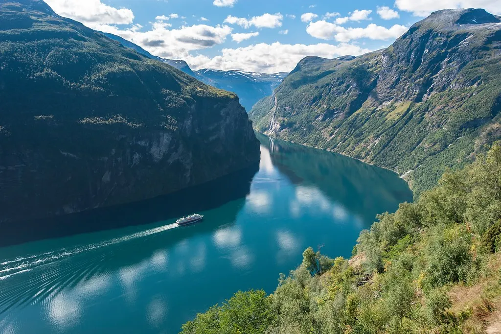 El Geirangerfjord desde Ørnesvingen, la curva más alta de la Ørnevegen.