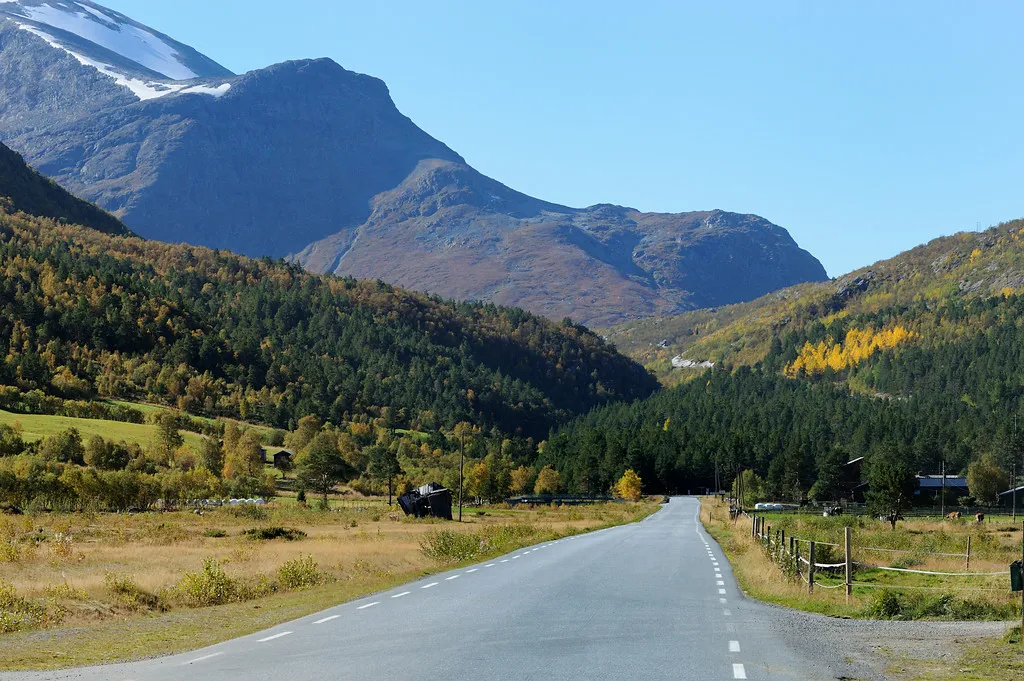 Fv55 through Leirdalen in Lom, where the climb towards Sognefjellet begins.