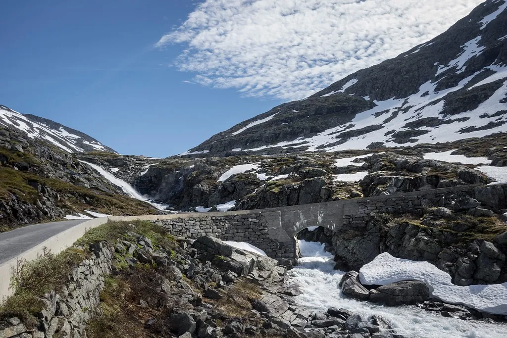 Die Gamle Strynefjellsvegen durch das Videdalen, eng am Gelände entlang geführt.