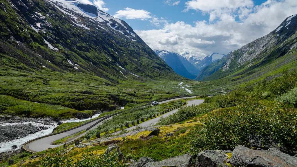 Steinpoller entlang der Gamle Strynefjellsvegen im Videdalen, wie beim Bau der Straße.