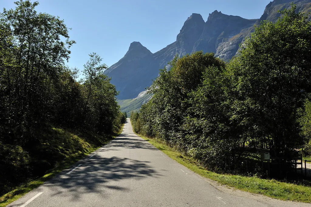 Fv63 through Isterdalen between Åndalsnes and Trollstigen, rock walls on both sides.
